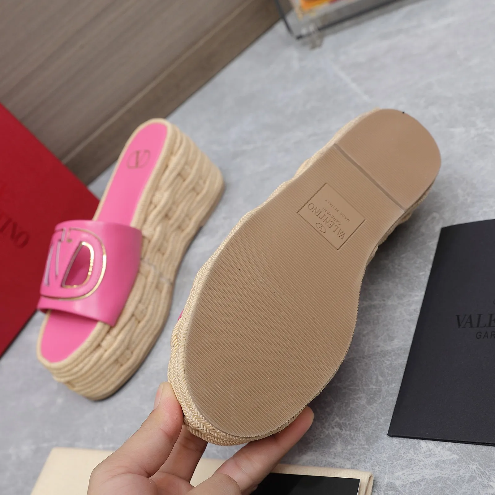 👟👟Ex-factory price 640👟👟The highest version💯💯💯 2024 early spring counter catwalk style updated simultaneously 💗Valentino💗Valentino Wedge hemp rope bottom slippers/follow-up sandals series ——————————Top version Super creative craft design highlights the brand’s unique style, luxury fashion and highly recognizable Exquisite round head, perfect side arc, extremely pure taste, ladylike temperament and full of femininity‼ ️ Upper: Made of imported cowhide. Lining: Made of mixed sheepskin. Italian imported cowhide outsole. Wedge heel back height: 8.5CM. Front height: 5.5CM. Code number: 35-41 (41 customized)